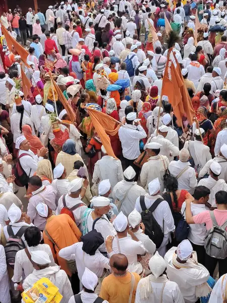 Pune, Maharashtra, Hindistan 2 Temmuz 2024: Pandharpur savaş alayı sırasında Seyyahlar Vitthala tapınağına doğru dans ederek dini şarkılar söyleyerek yürüdüler