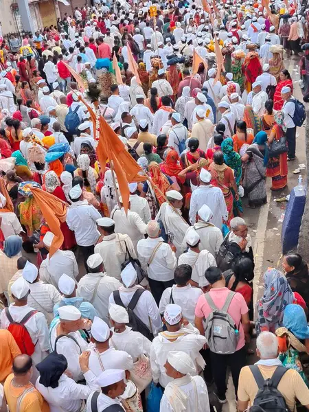Pune, Maharashtra, Hindistan 2 Temmuz 2024: Pandharpur savaş alayı sırasında Seyyahlar Vitthala tapınağına doğru dans ederek dini şarkılar söyleyerek yürüdüler