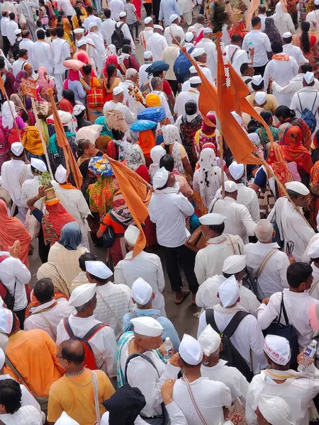 Pune, Maharashtra, Hindistan 2 Temmuz 2024: Pandharpur savaş alayı sırasında Seyyahlar Vitthala tapınağına doğru dans ederek dini şarkılar söyleyerek yürüdüler
