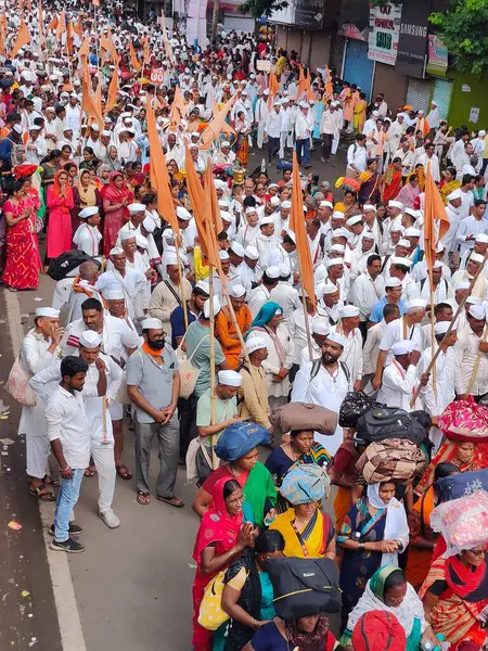 Pune, Maharashtra, Hindistan 2 Temmuz 2024: Pandharpur savaş alayı sırasında Seyyahlar Vitthala tapınağına doğru dans ederek dini şarkılar söyleyerek yürüdüler