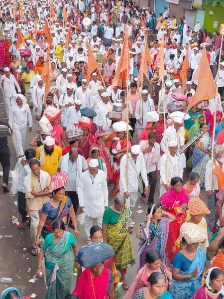 Pune, Maharashtra, Hindistan 2 Temmuz 2024: Pandharpur savaş alayı sırasında Seyyahlar Vitthala tapınağına doğru dans ederek dini şarkılar söyleyerek yürüdüler