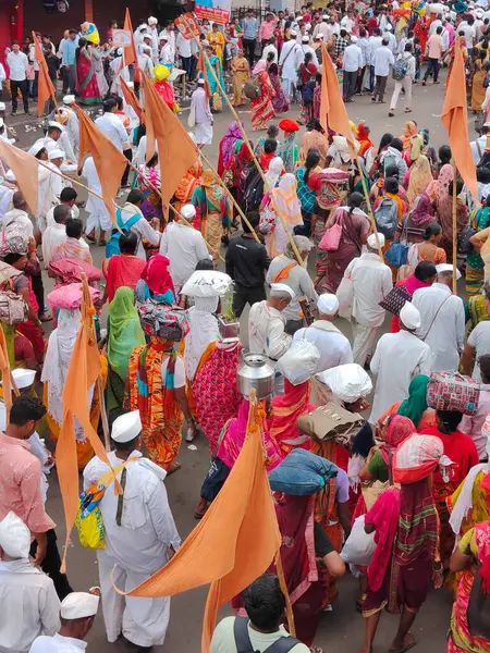 Pune, Maharashtra, Hindistan 2 Temmuz 2024: Pandharpur savaş alayı sırasında Seyyahlar Vitthala tapınağına doğru dans ederek dini şarkılar söyleyerek yürüdüler