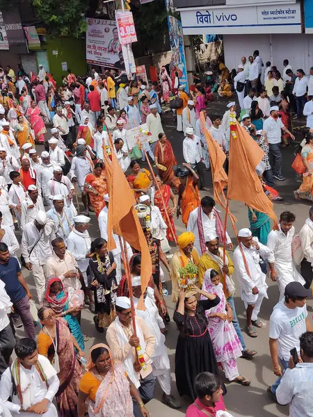 Pune, Maharashtra, Hindistan 2 Temmuz 2024: Pandharpur savaş alayı sırasında Seyyahlar Vitthala tapınağına doğru dans ederek dini şarkılar söyleyerek yürüdüler
