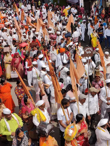 Pune, Maharashtra, Hindistan 2 Temmuz 2024: Pandharpur savaş alayı sırasında Seyyahlar Vitthala tapınağına doğru dans ederek dini şarkılar söyleyerek yürüdüler