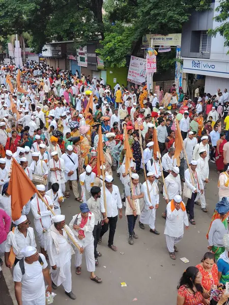 Pune, Maharashtra, Hindistan 2 Temmuz 2024: Pandharpur savaş alayı sırasında Seyyahlar Vitthala tapınağına doğru dans ederek dini şarkılar söyleyerek yürüdüler