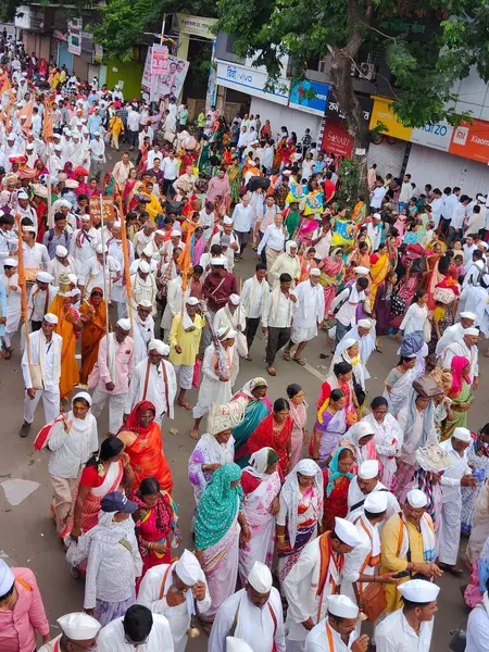 Pune, Maharashtra, Hindistan 2 Temmuz 2024: Pandharpur savaş alayı sırasında Seyyahlar Vitthala tapınağına doğru dans ederek dini şarkılar söyleyerek yürüdüler