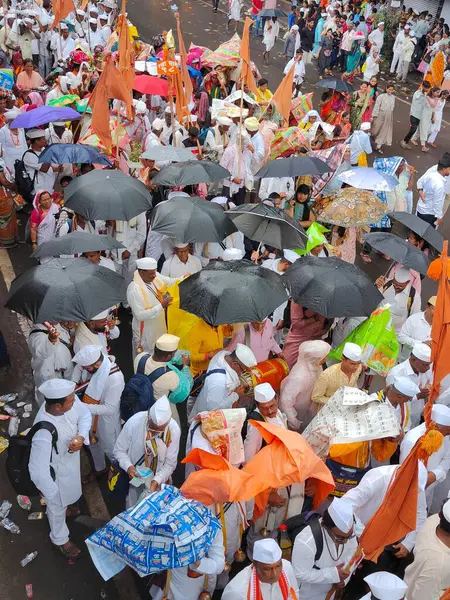 Pune, Maharashtra, Hindistan 2 Temmuz 2024: Pandharpur savaş alayı sırasında Seyyahlar Vitthala tapınağına doğru dans ederek dini şarkılar söyleyerek yürüdüler