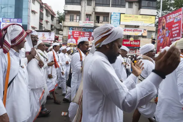 Pune, Maharashtra, Hindistan 2 Temmuz 2024: Pandharpur savaş alayı sırasında Seyyahlar Vitthala tapınağına doğru dans ederek dini şarkılar söyleyerek yürüdüler