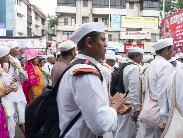 Pune, Maharashtra, Hindistan 2 Temmuz 2024: Pandharpur savaş alayı sırasında Seyyahlar Vitthala tapınağına doğru dans ederek dini şarkılar söyleyerek yürüdüler