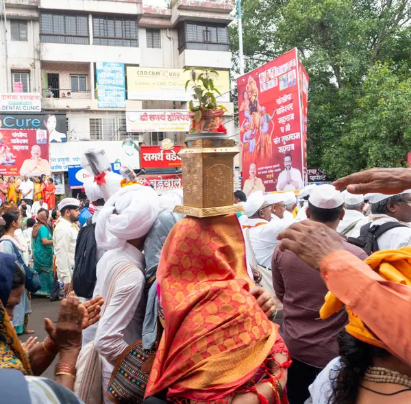 Pune, Maharashtra, Hindistan 2 Temmuz 2024: Pandharpur savaş alayı sırasında Seyyahlar Vitthala tapınağına doğru dans ederek dini şarkılar söyleyerek yürüdüler