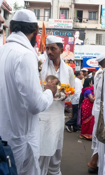 Pune, Maharashtra, Hindistan 2 Temmuz 2024: Pandharpur savaş alayı sırasında Seyyahlar Vitthala tapınağına doğru dans ederek dini şarkılar söyleyerek yürüdüler