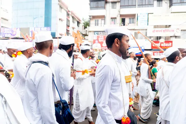 Pune, Maharashtra, Hindistan 2 Temmuz 2024: Pandharpur savaş alayı sırasında Seyyahlar Vitthala tapınağına doğru dans ederek dini şarkılar söyleyerek yürüdüler