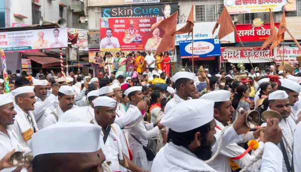 Pune, Maharashtra, Hindistan 2 Temmuz 2024: Pandharpur savaş alayı sırasında Seyyahlar Vitthala tapınağına doğru dans ederek dini şarkılar söyleyerek yürüdüler