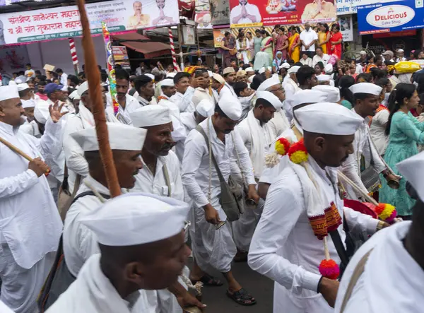 Pune, Maharashtra, Hindistan 2 Temmuz 2024: Pandharpur savaş alayı sırasında Seyyahlar Vitthala tapınağına doğru dans ederek dini şarkılar söyleyerek yürüdüler
