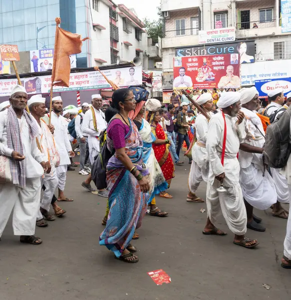 Pune, Maharashtra, Hindistan 2 Temmuz 2024: Pandharpur savaş alayı sırasında Seyyahlar Vitthala tapınağına doğru dans ederek dini şarkılar söyleyerek yürüdüler