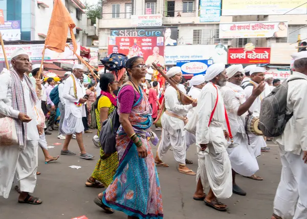 Pune, Maharashtra, Hindistan 2 Temmuz 2024: Pandharpur savaş alayı sırasında Seyyahlar Vitthala tapınağına doğru dans ederek dini şarkılar söyleyerek yürüdüler
