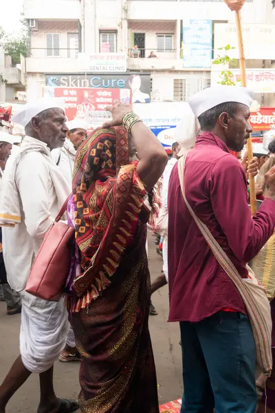 Pune, Maharashtra, Hindistan 2 Temmuz 2024: Pandharpur savaş alayı sırasında Seyyahlar Vitthala tapınağına doğru dans ederek dini şarkılar söyleyerek yürüdüler
