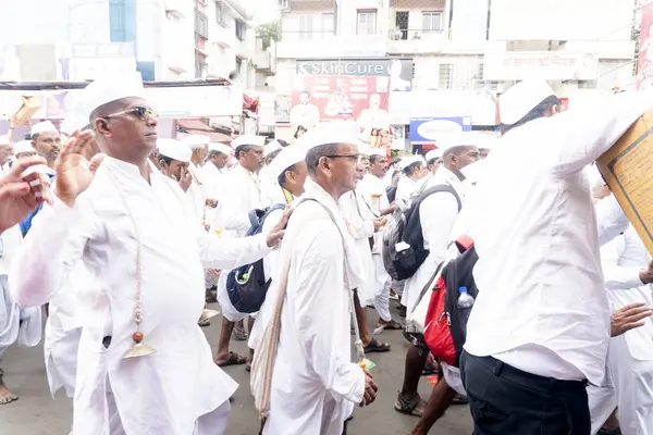 Pune, Maharashtra, Hindistan 2 Temmuz 2024: Pandharpur savaş alayı sırasında Seyyahlar Vitthala tapınağına doğru dans ederek dini şarkılar söyleyerek yürüdüler