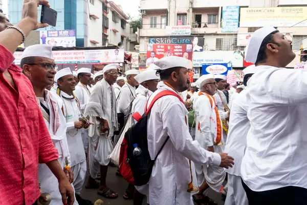 Pune, Maharashtra, Hindistan 2 Temmuz 2024: Pandharpur savaş alayı sırasında Seyyahlar Vitthala tapınağına doğru dans ederek dini şarkılar söyleyerek yürüdüler