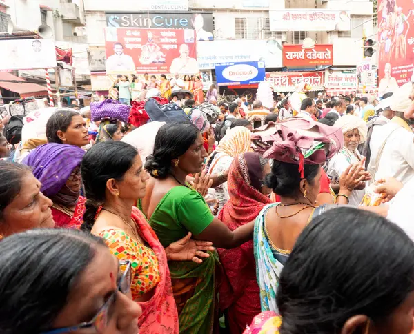 Pune, Maharashtra, Hindistan 2 Temmuz 2024: Pandharpur savaş alayı sırasında Seyyahlar Vitthala tapınağına doğru dans ederek dini şarkılar söyleyerek yürüdüler