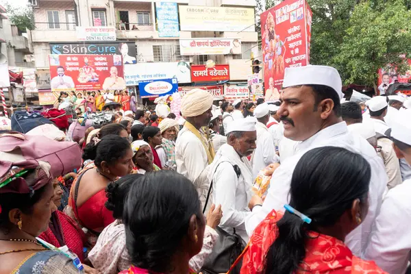 Pune, Maharashtra, Hindistan 2 Temmuz 2024: Pandharpur savaş alayı sırasında Seyyahlar Vitthala tapınağına doğru dans ederek dini şarkılar söyleyerek yürüdüler