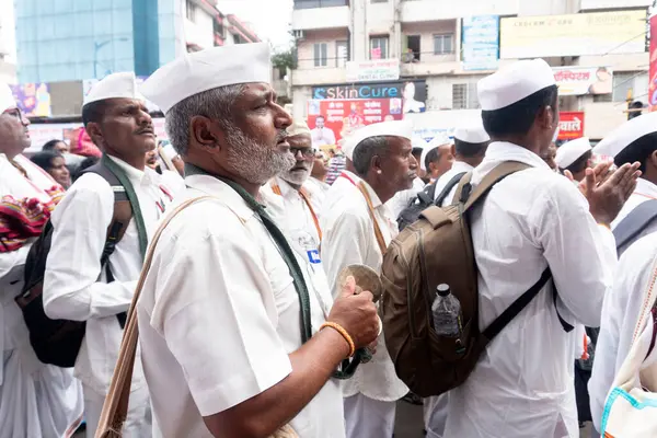 Pune, Maharashtra, Hindistan 2 Temmuz 2024: Pandharpur savaş alayı sırasında Seyyahlar Vitthala tapınağına doğru dans ederek dini şarkılar söyleyerek yürüdüler