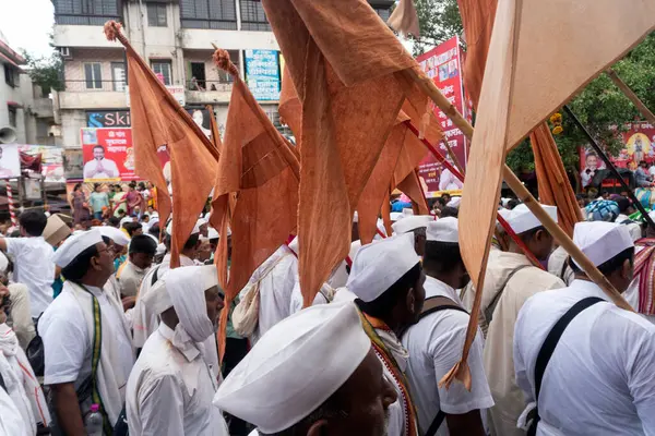 Pune, Maharashtra, Hindistan 2 Temmuz 2024: Pandharpur savaş alayı sırasında Seyyahlar Vitthala tapınağına doğru dans ederek dini şarkılar söyleyerek yürüdüler