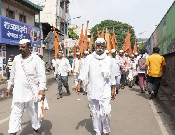 Pune, Maharashtra, Hindistan 2 Temmuz 2024: Pandharpur savaş alayı sırasında Seyyahlar Vitthala tapınağına doğru dans ederek dini şarkılar söyleyerek yürüdüler