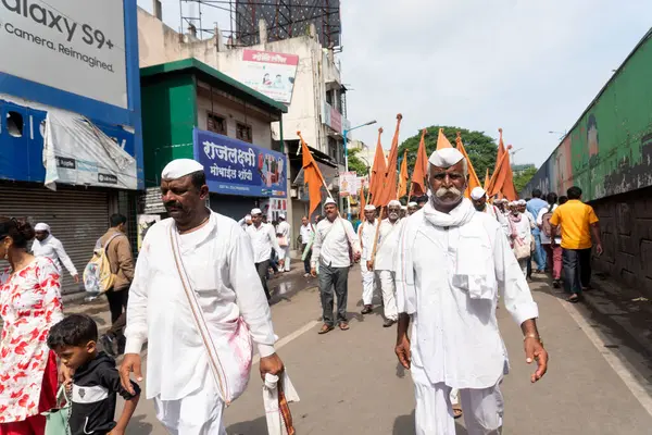 Pune, Maharashtra, Hindistan 2 Temmuz 2024: Pandharpur savaş alayı sırasında Seyyahlar Vitthala tapınağına doğru dans ederek dini şarkılar söyleyerek yürüdüler