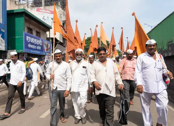 Pune, Maharashtra, Hindistan 2 Temmuz 2024: Pandharpur savaş alayı sırasında Seyyahlar Vitthala tapınağına doğru dans ederek dini şarkılar söyleyerek yürüdüler