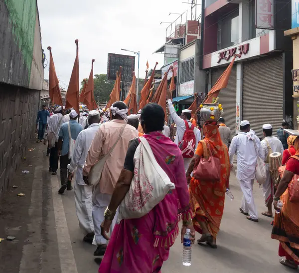 Pune, Maharashtra, Hindistan 2 Temmuz 2024: Pandharpur savaş alayı sırasında Seyyahlar Vitthala tapınağına doğru dans ederek dini şarkılar söyleyerek yürüdüler