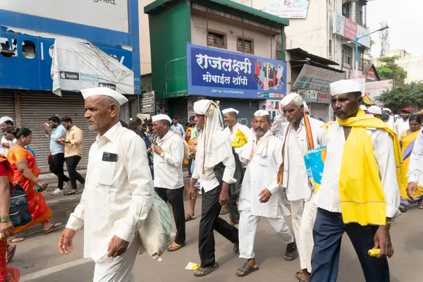 Pune, Maharashtra, Hindistan 2 Temmuz 2024: Pandharpur savaş alayı sırasında Seyyahlar Vitthala tapınağına doğru dans ederek dini şarkılar söyleyerek yürüdüler