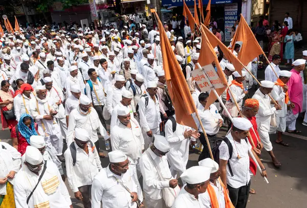 Pune, Maharashtra, Hindistan 2 Temmuz 2024: Pandharpur savaş alayı sırasında Seyyahlar Vitthala tapınağına doğru dans ederek dini şarkılar söyleyerek yürüdüler