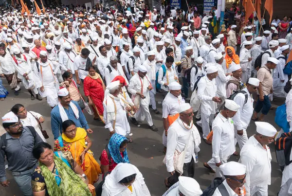 Pune, Maharashtra, Hindistan 2 Temmuz 2024: Pandharpur savaş alayı sırasında Seyyahlar Vitthala tapınağına doğru dans ederek dini şarkılar söyleyerek yürüdüler