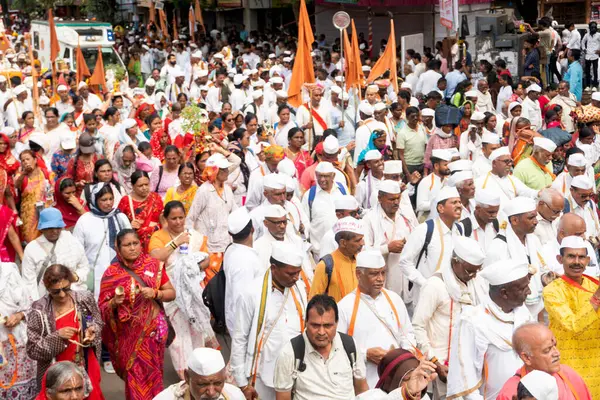 Pune, Maharashtra, Hindistan 2 Temmuz 2024: Pandharpur savaş alayı sırasında Seyyahlar Vitthala tapınağına doğru dans ederek dini şarkılar söyleyerek yürüdüler