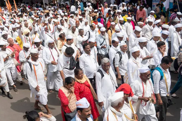 Pune, Maharashtra, Hindistan 2 Temmuz 2024: Pandharpur savaş alayı sırasında Seyyahlar Vitthala tapınağına doğru dans ederek dini şarkılar söyleyerek yürüdüler