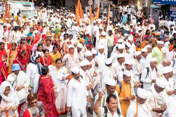 Pune, Maharashtra, Hindistan 2 Temmuz 2024: Pandharpur savaş alayı sırasında Seyyahlar Vitthala tapınağına doğru dans ederek dini şarkılar söyleyerek yürüdüler