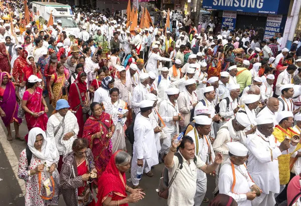 Pune, Maharashtra, Hindistan 2 Temmuz 2024: Pandharpur savaş alayı sırasında Seyyahlar Vitthala tapınağına doğru dans ederek dini şarkılar söyleyerek yürüdüler
