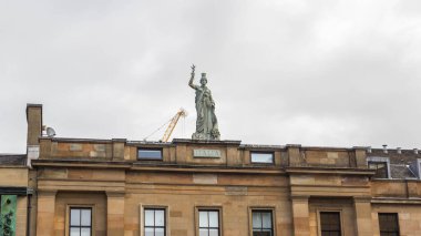 İtalya Merkezi 'nin çatısı, İskoçya Glasgow' daki Glasford Caddesi 'nin güneyine bakan İtalyan heykeli.
