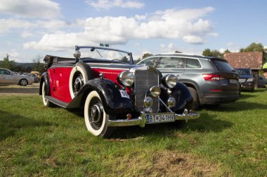 Mercedes Tipi 230 W 143 Cabrio C 1937 Tam restorasyondan sonra, Mersedes Benz Araba Buluşması 'nın ön sağ açısı Snina, Slovakya