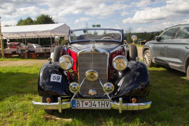Mercedes Tipi 230 W 143 Cabrio C 1937 Snina, Slovakya 'da Mercedes Benz Araba Buluşması' nda tam restorasyondan sonra