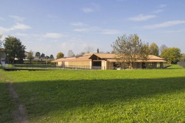 Kuzey İtalya 'da bulunanlar arasında Roma döneminin en büyük konutlarından biri olan Tito Macro' nun Domus 'una bakın. Aquileia 'daki Konum Tarihi