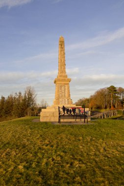 Strathaven Savaş Anıtı, Pedestal 'da uzun sivri uçlu dikilitaş 3 adım ve 2 sahne üssü, Birinci ve İkinci Dünya Savaşı' na adanmıştır.