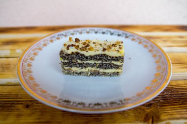 Haşhaş tohumlu kremalı kek