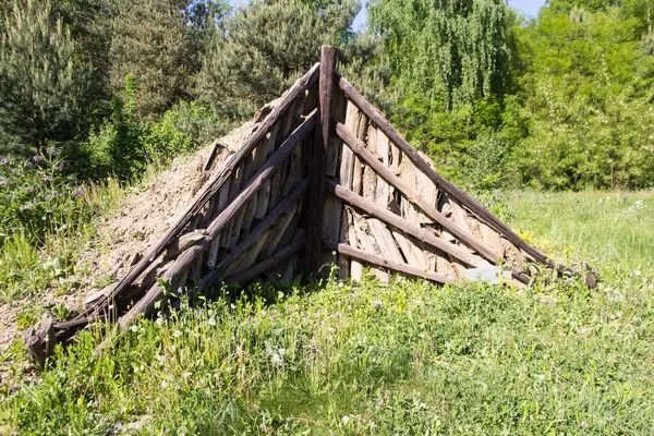 Kömür yığını (kömür kıskacı) odun kömürü üretmek için dikkatlice düzenlenmiş bir odun yığını, fotoğraf Snina, Slovakya 'da çekildi