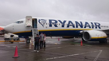Edinburgh Uluslararası Havaalanı 'ndan Ryanair Boeing' e binen yolcular
