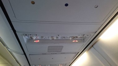 Boeing 737 yolcu uçağındaki havalandırma ve okuma ışıkları.