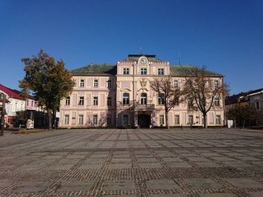 Bölge Binası, meydanın merkezindeki en büyük bina, Liptovsky Mikulast Belediye Binası, Slovakya 