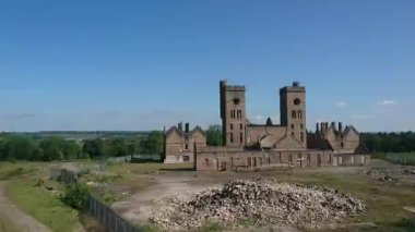 19. merkezli terk edilmiş baronluk tarzı Hartwood Hastanesi Kilisesi. İkiz saat kuleleri var. Lanarkshire, İskoçya
