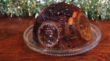 Geleneksel Noel Pudingi, tabakta meyveli kek. Şekerli meyveler, dilimlenmiş portakallar, bademler, jöleli kirazlar